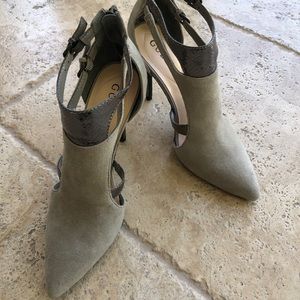 Guess heels grey faux suede & metallic charcoal size 8.5. Brand new never worn.